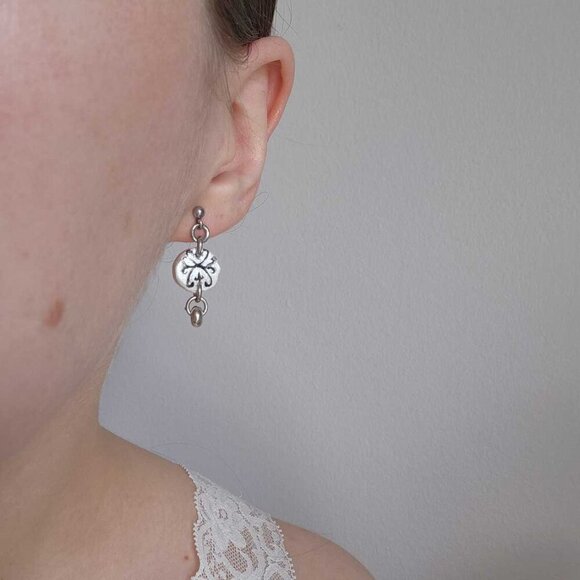 Vintage Victorian Gothic silver circle earrings - Picture 5 of 11